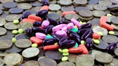 Tıbbi haplar bir yığın metal Rus rublesinin üzerine düşüyor.