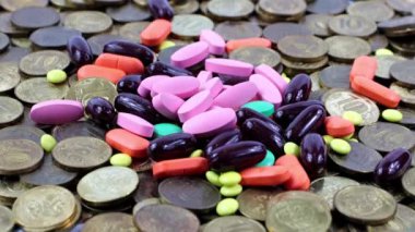 Tıbbi haplar bir yığın metal Rus rublesinin üzerine düşüyor.