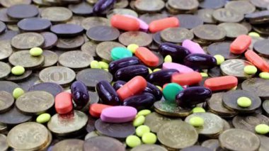 Tıbbi haplar bir yığın metal Rus rublesinin üzerine düşüyor.