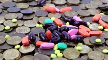 Tıbbi haplar bir yığın metal Rus rublesinin üzerine düşüyor.