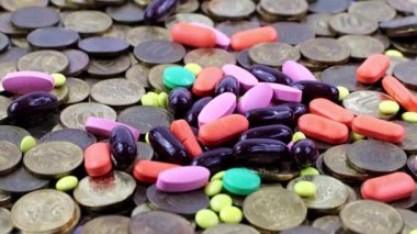 Tıbbi haplar bir yığın metal Rus rublesinin üzerine düşüyor.