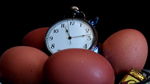 Sekundenzeiger Der Uhr Und Ostereier — Stockvideo