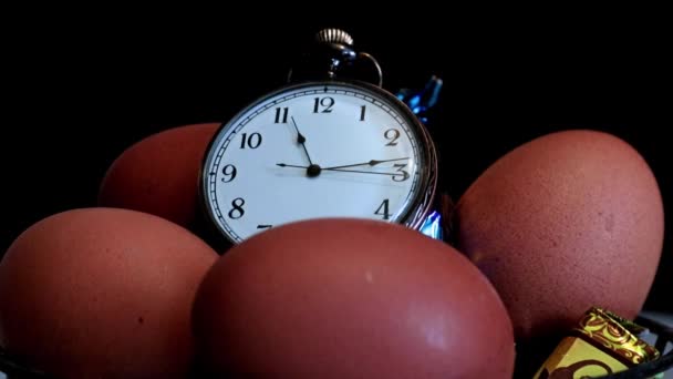 Segunda Mano Reloj Los Huevos Pascua — Vídeo de stock