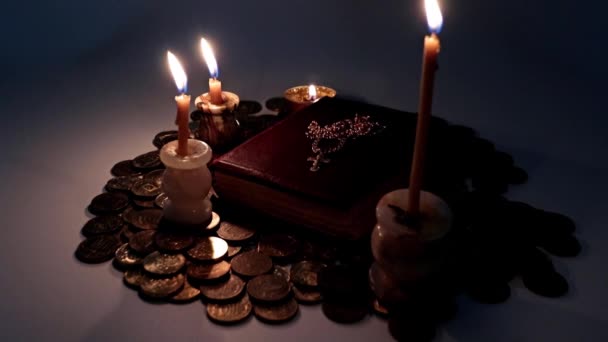 宗教的な蝋人形の明るい光と黄金の十字の本 — ストック動画