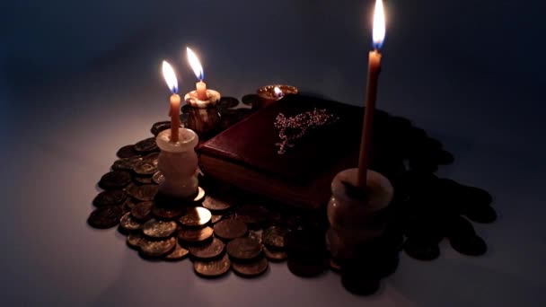 明亮的宗教蜡烛光和一本金色十字架的书 — 图库视频影像