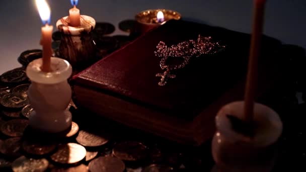 Luz Brillante Velas Cera Religiosa Libro Con Una Cruz Oro — Vídeos de Stock