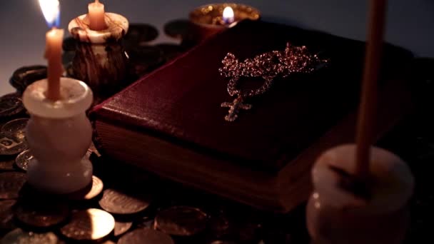 Luz Brillante Velas Cera Religiosa Libro Con Una Cruz Oro — Vídeos de Stock