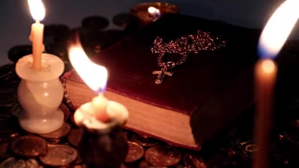 Luz Brillante Velas Cera Religiosa Libro Con Una Cruz Oro — Vídeo de stock