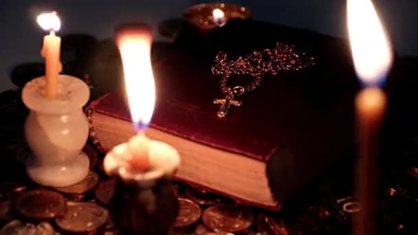 Luz Brillante Velas Cera Religiosa Libro Con Una Cruz Oro — Vídeos de Stock