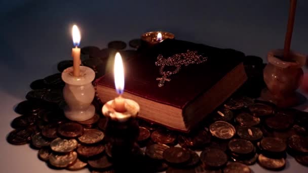 Helles Licht Religiöser Wachskerzen Und Ein Buch Mit Goldenem Kreuz — Stockvideo