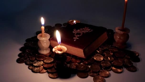 Luz Brillante Velas Cera Religiosa Libro Con Una Cruz Oro — Vídeos de Stock