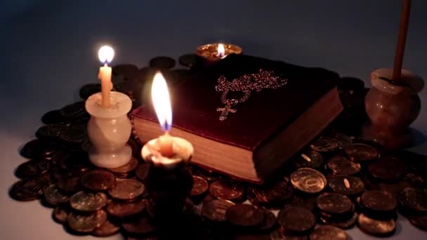 Luz Brillante Velas Cera Religiosa Libro Con Una Cruz Oro — Vídeo de stock