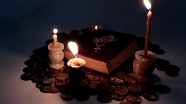 Яскраве Світло Релігійних Воскових Свічок Книга Золотим Хрестом — стокове відео