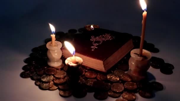 Luz Brillante Velas Cera Religiosa Libro Con Una Cruz Oro — Vídeo de stock