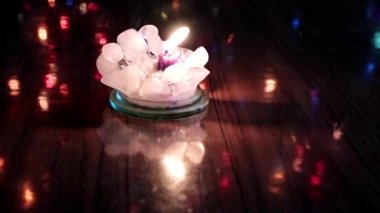 Parlak bir mum ışığı ve neşeli bir aydınlatma.