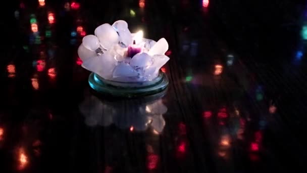 ワックスキャンドルとお祝いの照明の明るい光 — ストック動画