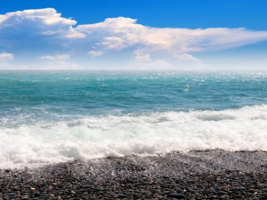 Deniz kıyısı, güçlü dalgalar ve bulutlu gökyüzü