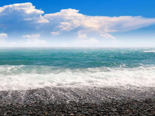 Meeresküste Mit Starken Wellen Und Bewölktem Himmel — Stockfoto