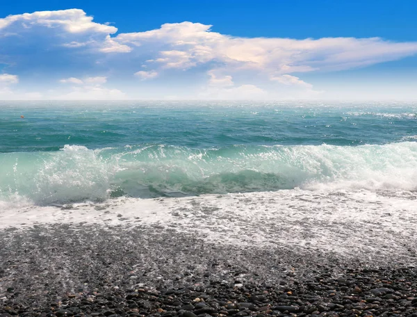 強い波と曇り空の海の海岸 — ストック写真