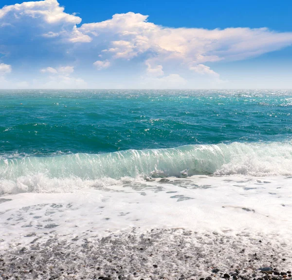 海浪汹涌 天空多云的海岸 — 图库照片