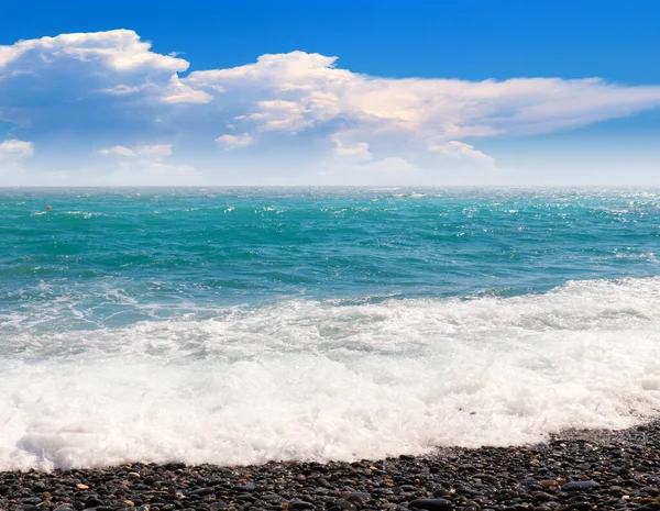Морское Побережье Сильными Волнами Облачным Небом — стоковое фото