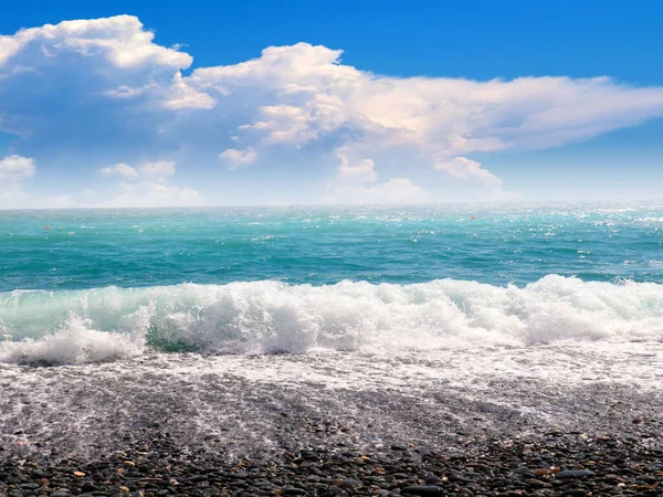 Meeresküste Mit Starken Wellen Und Bewölktem Himmel — Stockfoto