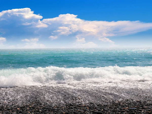Морське Узбережжя Сильними Хвилями Хмарним Небом — стокове фото