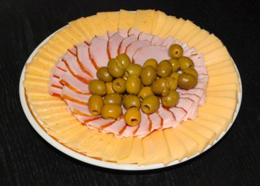 Kahvaltı tabağında peynir ve sosis dilimleri