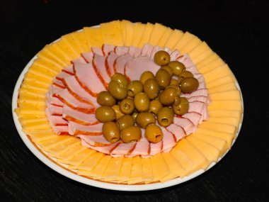 Kahvaltı tabağında peynir ve sosis dilimleri