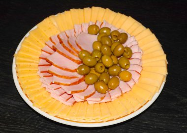 Kahvaltı tabağında peynir ve sosis dilimleri