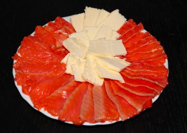 Bir parça tereyağı ve kırmızı balık fileto ve alabalık.