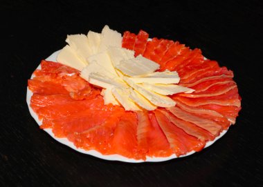 Bir parça tereyağı ve kırmızı balık fileto ve alabalık.