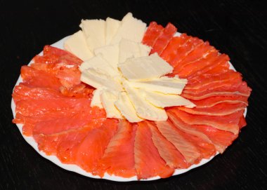 Bir parça tereyağı ve kırmızı balık fileto ve alabalık.