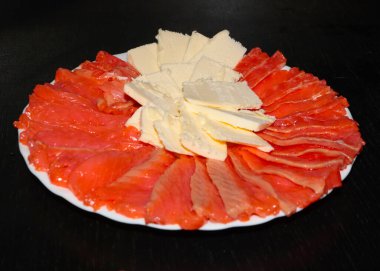 Bir parça tereyağı ve kırmızı balık fileto ve alabalık.