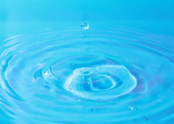 滴水时液体表面的花哨图案 — 图库照片