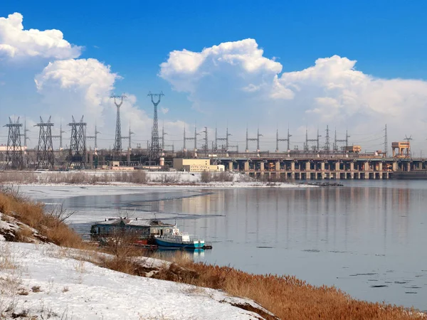 俄罗斯伏尔加河畔伏尔加格勒市附近的水电站设施 — 图库照片