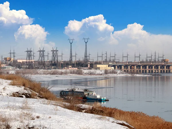 ヴォルガ川沿いのヴォルガ川沿いの水力発電所ロシア — ストック写真