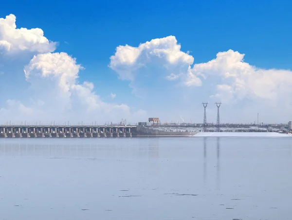 俄罗斯伏尔加河畔伏尔加格勒市附近的水电站设施 — 图库照片