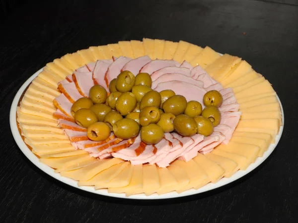 식탁에 치즈와 소시지 — 스톡 사진