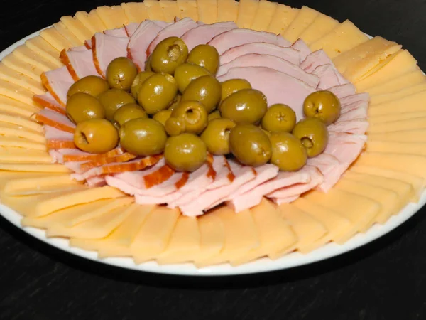 Rebanadas Queso Salchichas Plato Desayuno —  Fotos de Stock