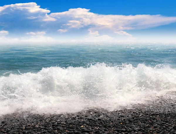 Гальковий Пляж Морські Хвилі Місце Активного Відпочинку — стокове фото