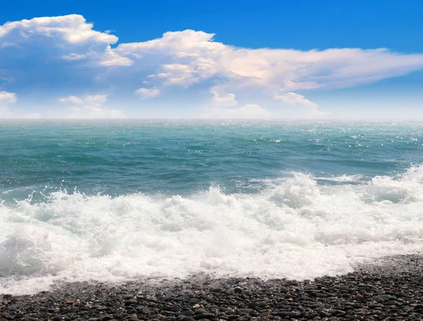 活動的なレクリエーションの場としての小石のビーチと海の波 — ストック写真