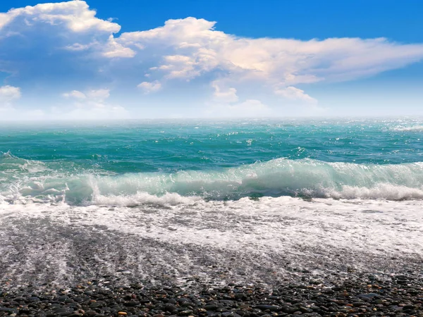 活動的なレクリエーションの場としての小石のビーチと海の波 — ストック写真