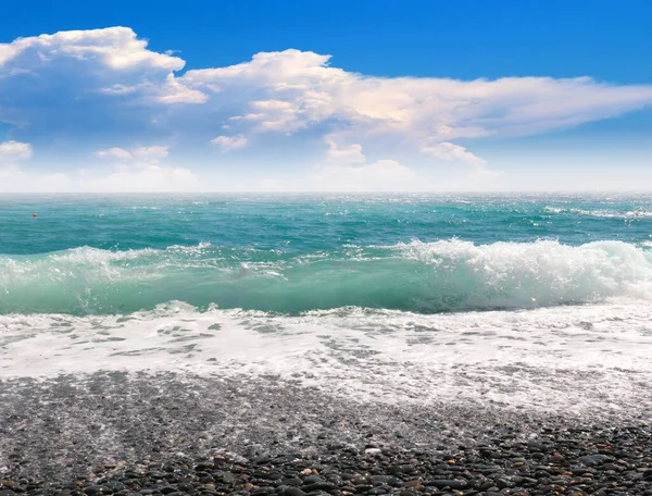 Kieselstrand Und Meereswellen Als Ort Der Aktiven Erholung — Stockfoto