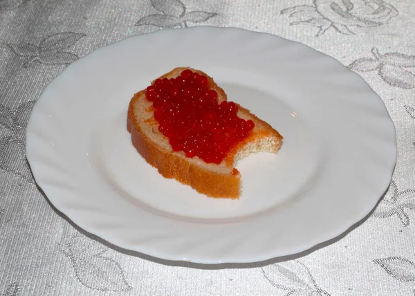 Lindo Sanduíche Com Caviar Vermelho Pedaço Pão Branco — Fotografia de Stock