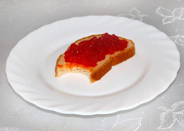 Lindo Sanduíche Com Caviar Vermelho Pedaço Pão Branco — Fotografia de Stock