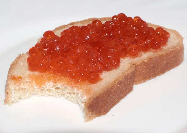 Lindo Sanduíche Com Caviar Vermelho Pedaço Pão Branco — Fotografia de Stock