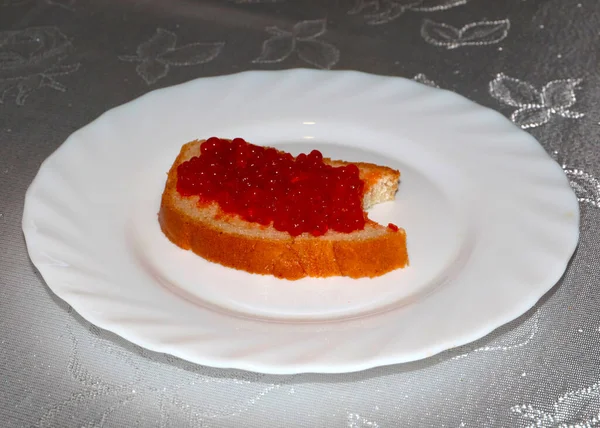 Милий Бутерброд Червоною Ікрою Шматочку Білого Хліба — стокове фото