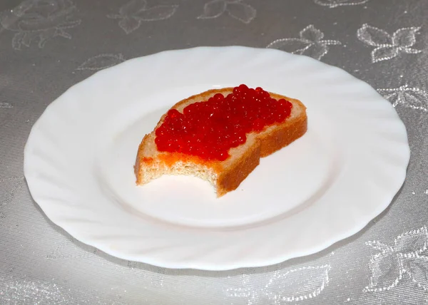 Lindo Sanduíche Com Caviar Vermelho Pedaço Pão Branco — Fotografia de Stock