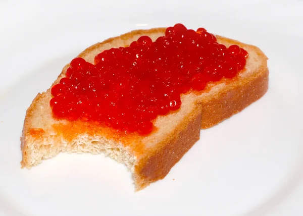 白いパンの上に赤いキャビアがのった素敵なサンドイッチ — ストック写真